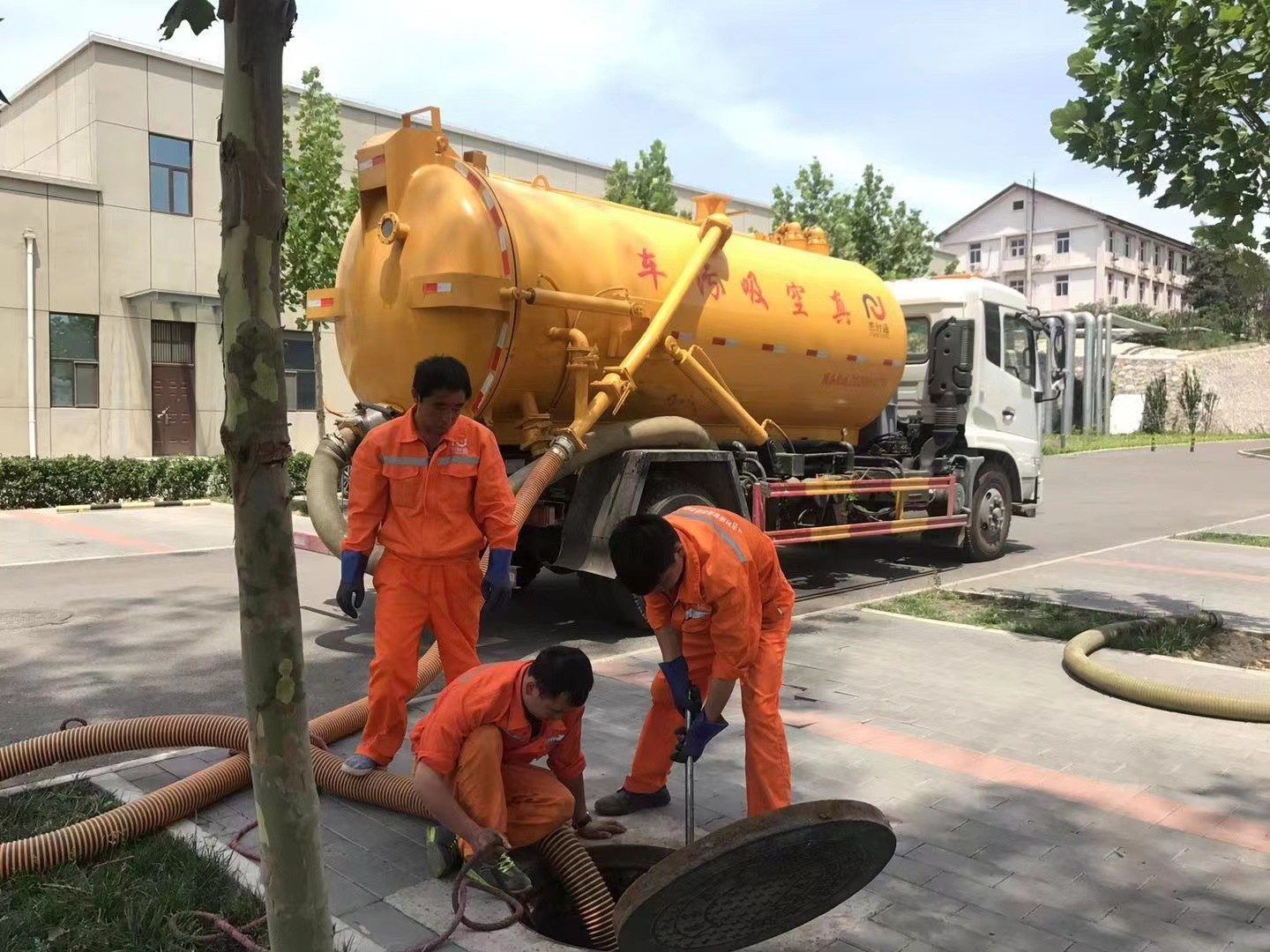 德阳管道疏通车停在窨井附近