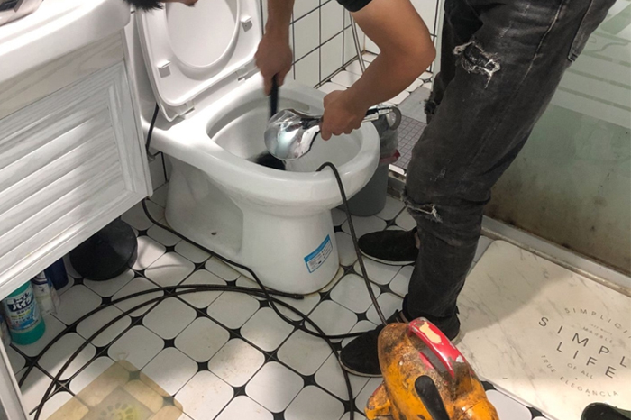 德阳马桶堵塞自己疏通还是找师傅？专业上门服务让你省时更省心